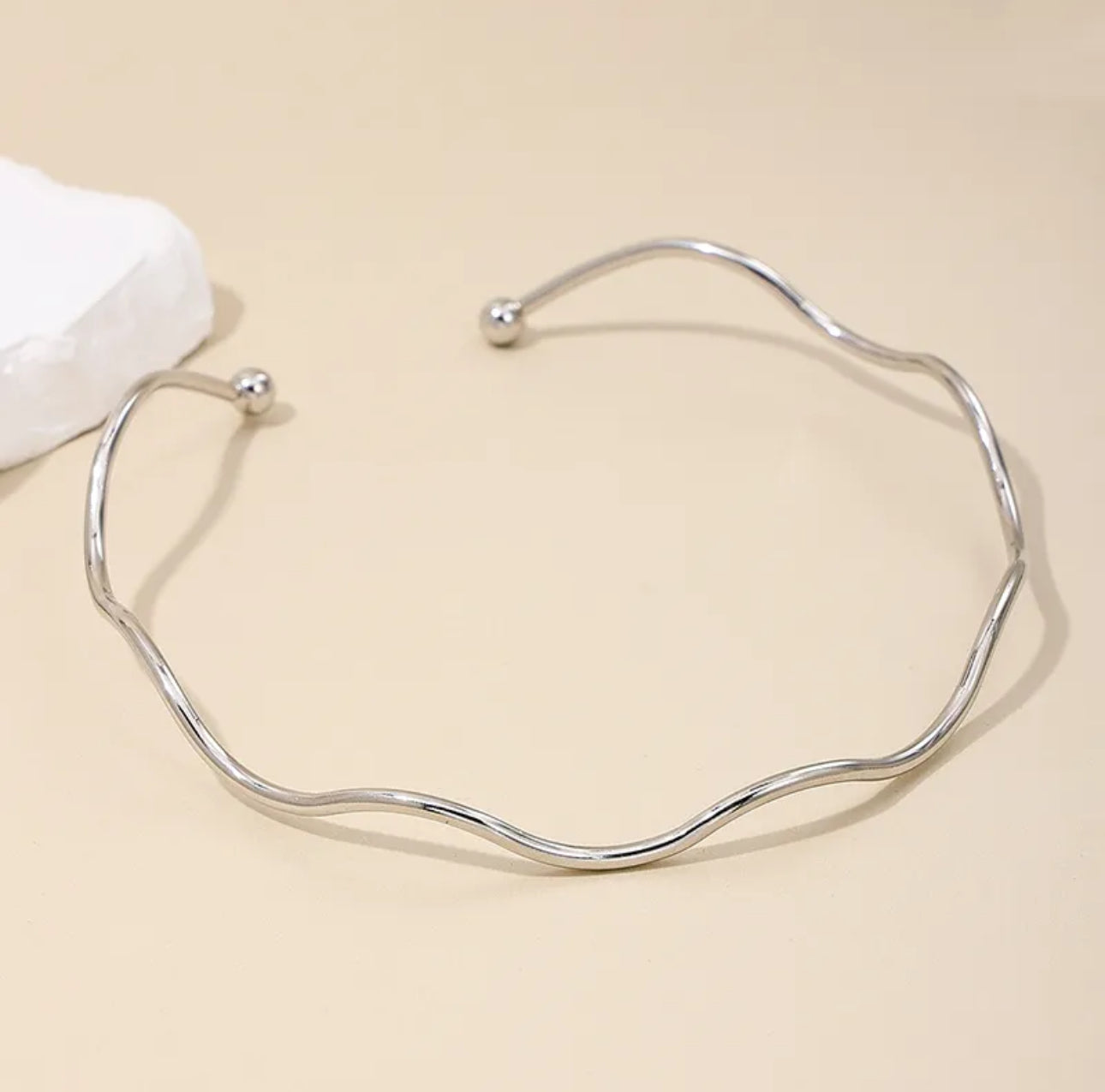 Curve silver choker